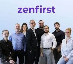 Groupe de personnes devant logo Zenfirst.