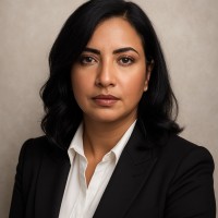 Portrait d'une femme en costume foncé.