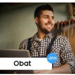 Homme souriant travaillant sur ordinateur, remise 20%