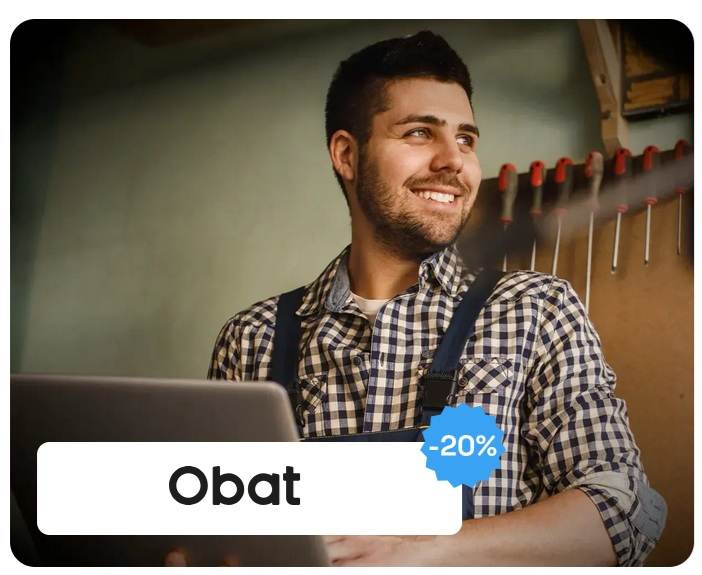 Homme souriant travaillant sur ordinateur, remise 20%