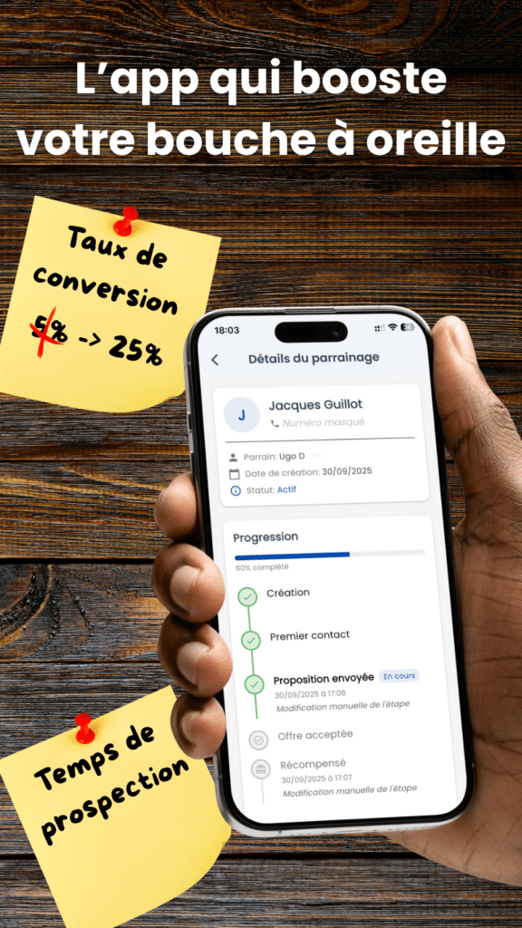 Main tenant un smartphone avec application de parrainage.