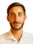 Homme souriant en chemise blanche