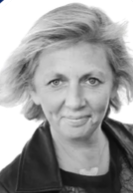 Femme souriante en noir et blanc