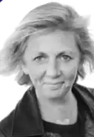 Femme souriante en noir et blanc