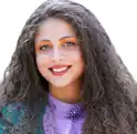 Femme souriante aux cheveux bouclés