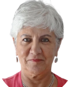 Femme aux cheveux gris souriante