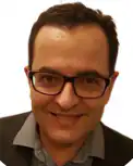 Homme souriant avec lunettes