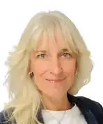 Portrait d'une femme aux cheveux blonds