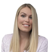 Femme souriante aux cheveux blonds