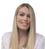 Femme souriante aux cheveux blonds