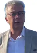 Homme en costume avec lunettes
