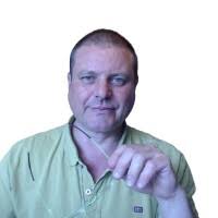 Homme posant avec une chemise verte